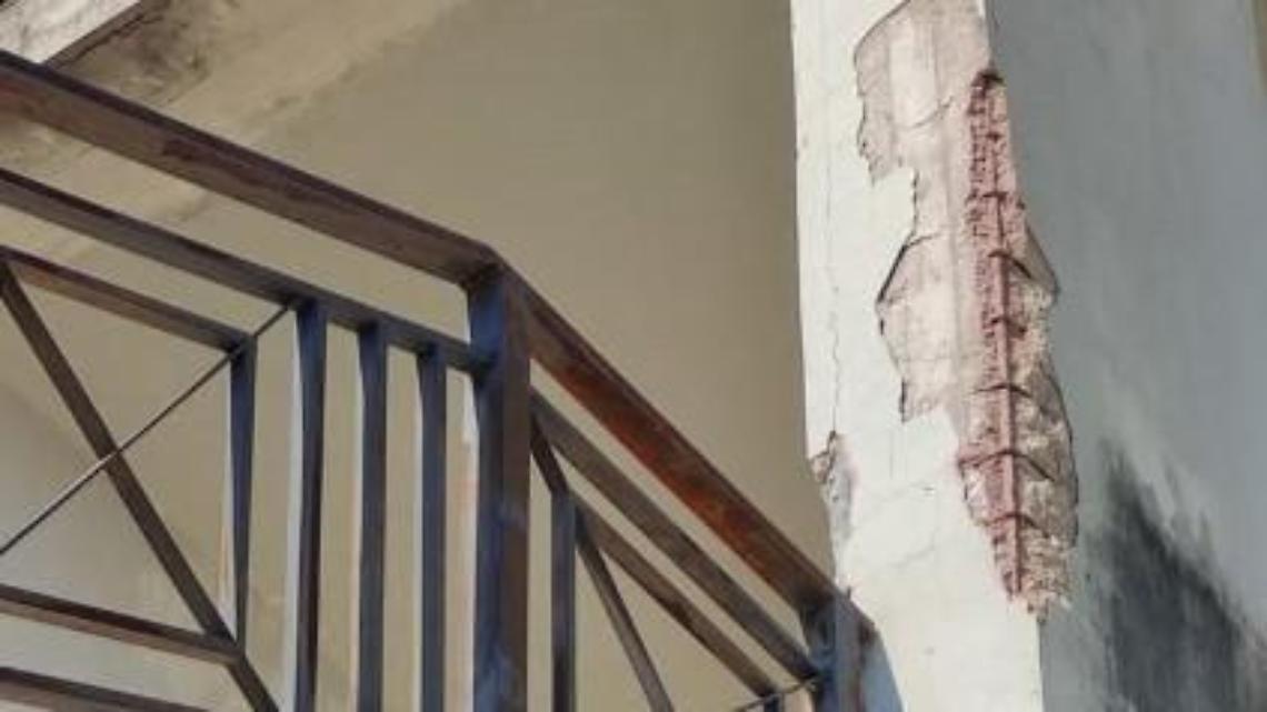 Erbacce e immondizia ovunque. Cimitero nel degrado
