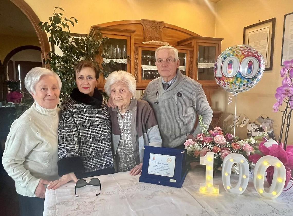 Energica e spiritosa. Spente 100 candeline, grande festa per nonna Cesarina