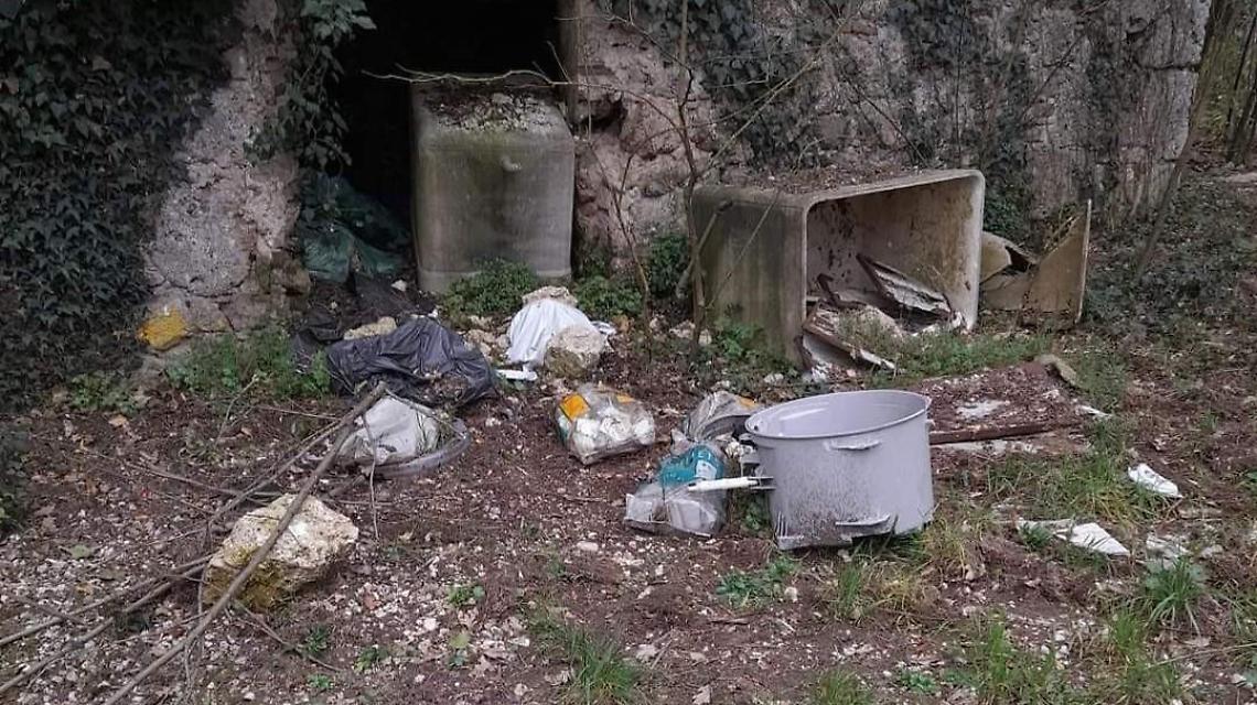 Eternit abbandonato nell'area protetta. «La bonifica è urgente»