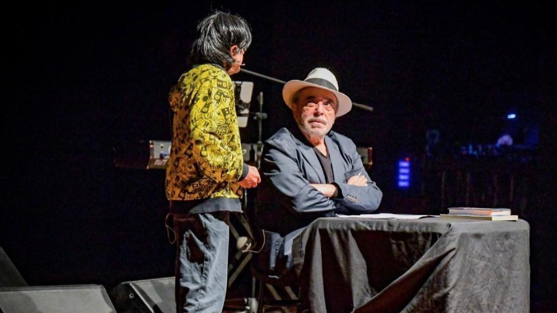 Uno show dal ritmo incalzante. Nino Frassica “travolge” il pubblico