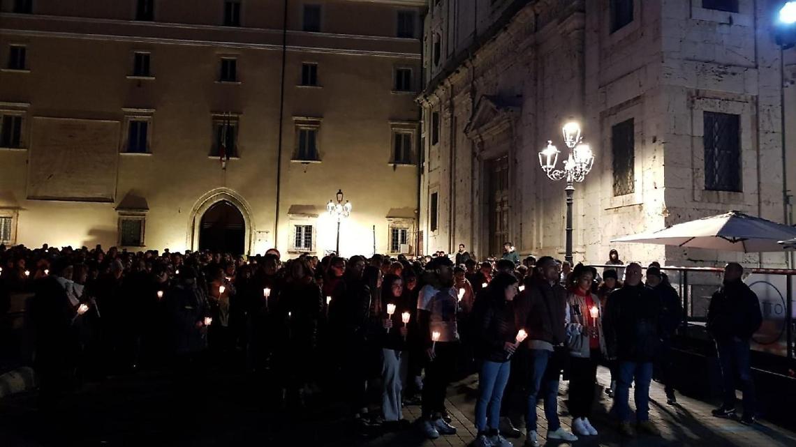 Centinaia di fiaccole per ricordare Thomas Bricca. Il video