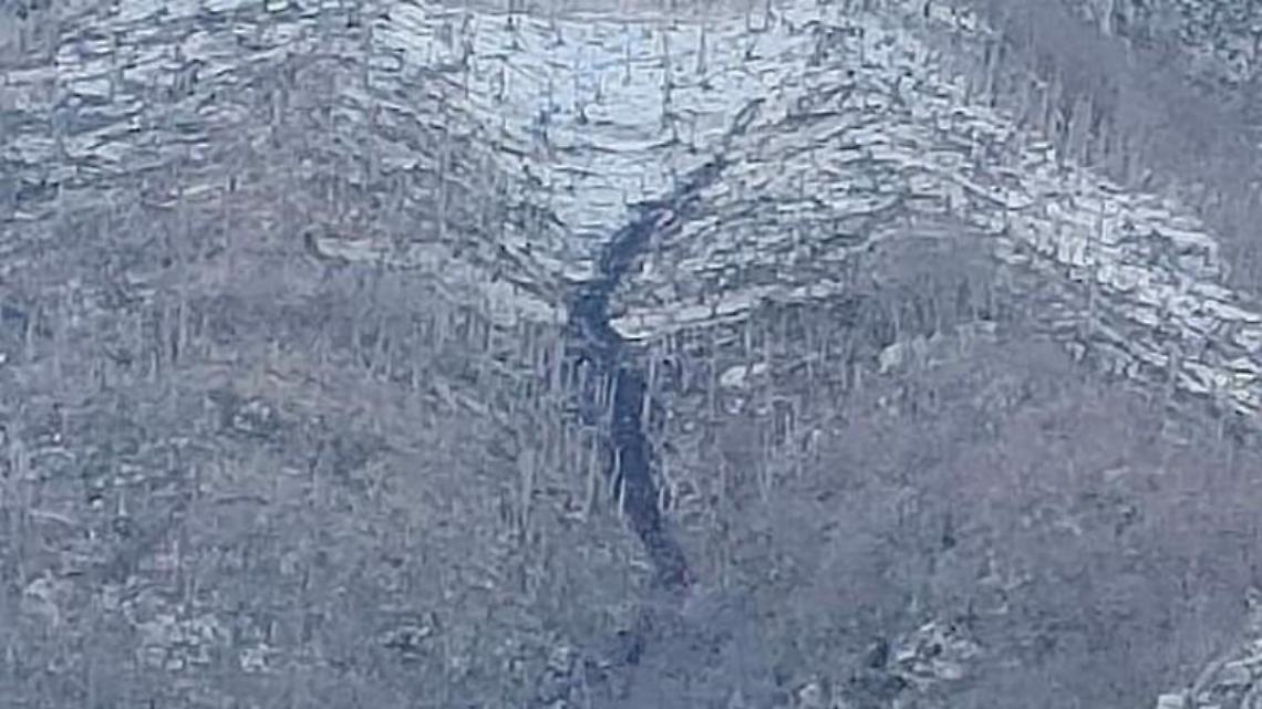 Vengono giÃƒÂ¹ pietre da un costone di Monte Gemma. Intervento dei vigili del fuoco