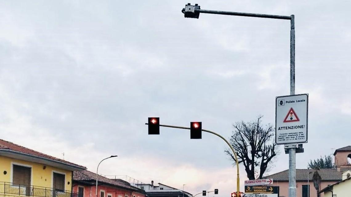 Tecchiena, semaforo e multe elevate. La polemica non si spegne