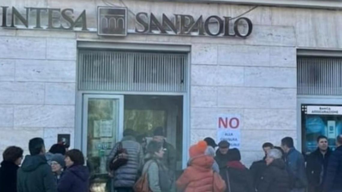 Il sit-in davanti a “Intesa Sanpaolo” infiamma la politica