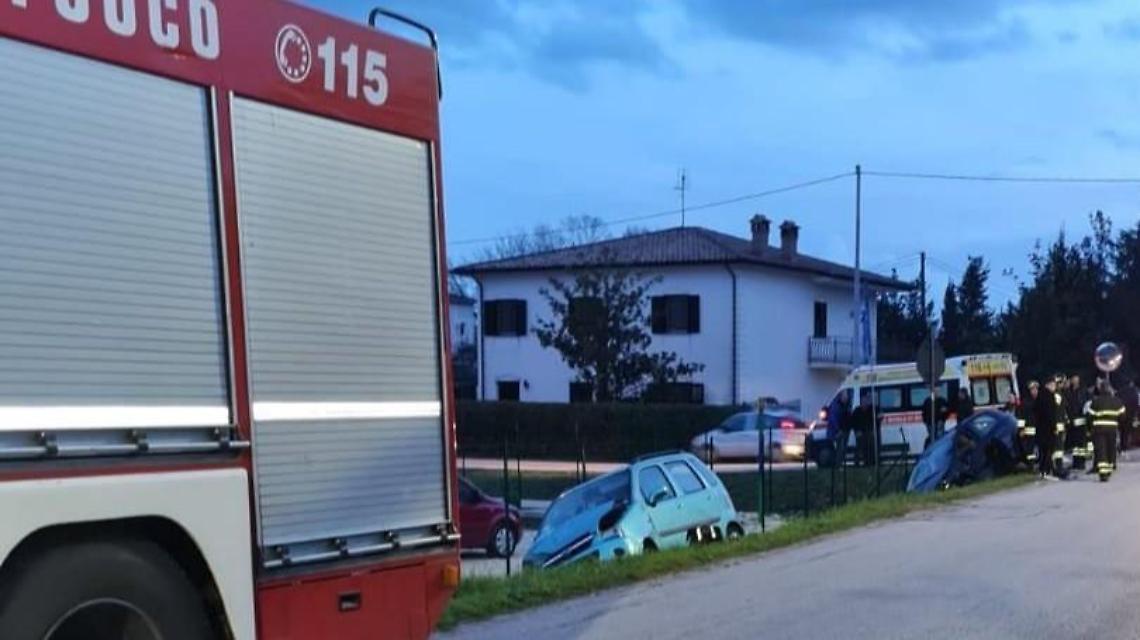 Ennesimo incidente in via Appia. Due auto finite nel fossato