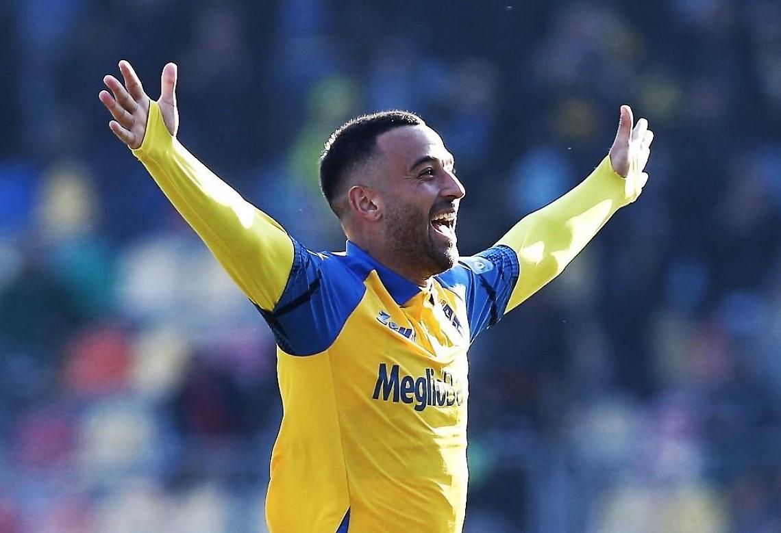 La signora Mena supertifosa del Frosinone. Gli auguri di Insigne