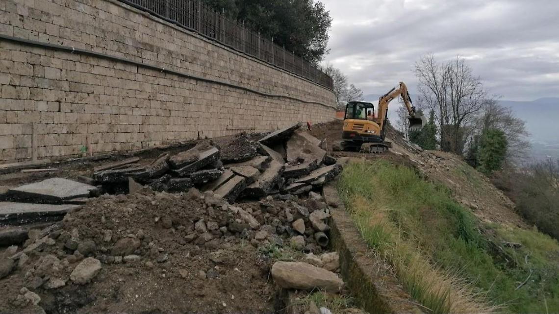Frana di via Calzatora. Dopo una lunga pausa il cantiere riparte