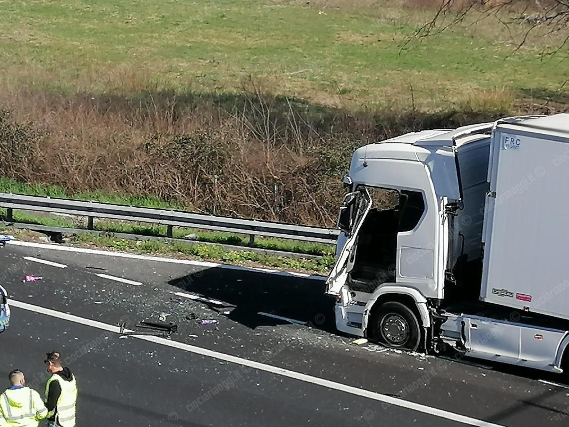 Muore l'autista di un tir in A1. Investito da un'auto in transito