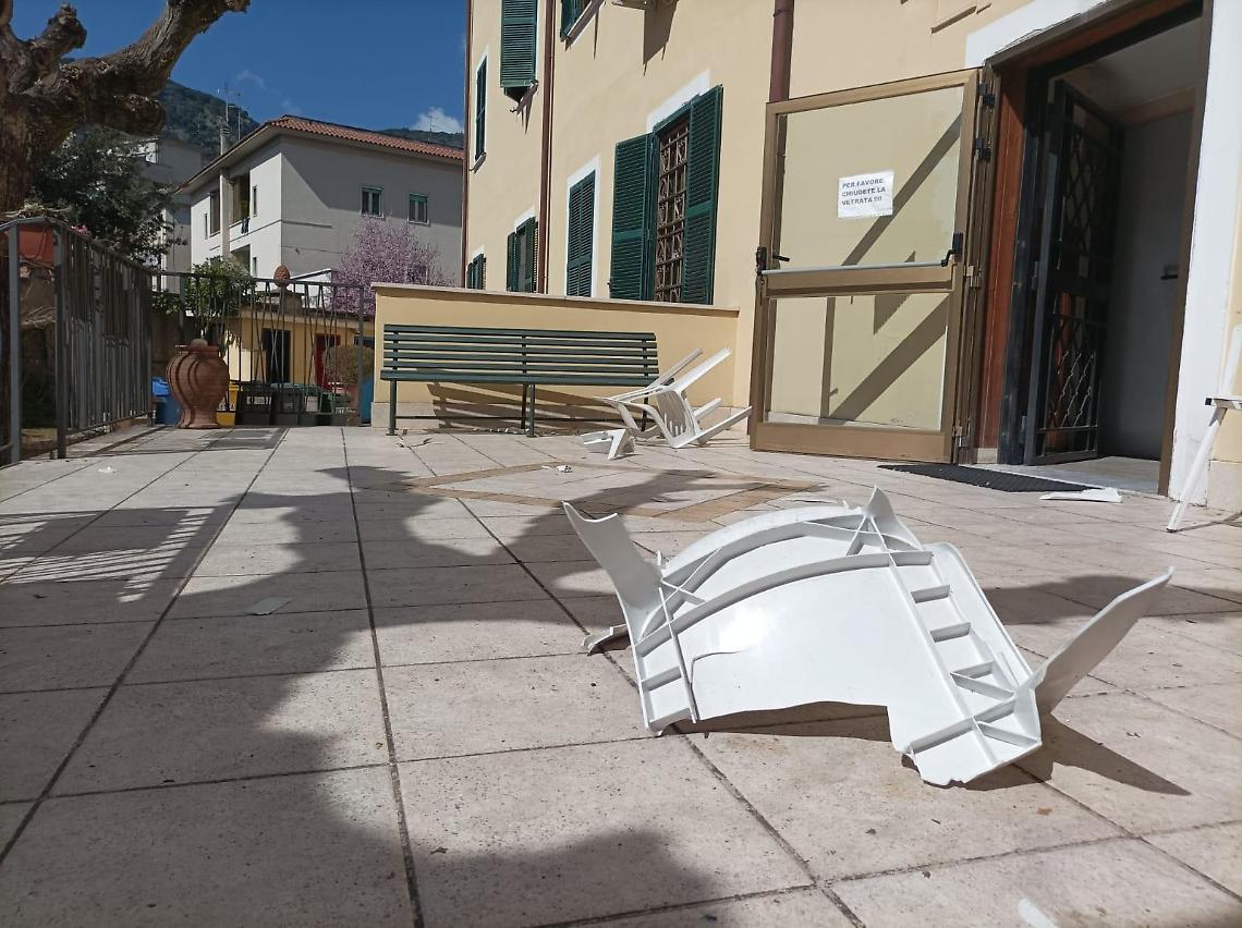 Raid vandalico nella notte, danneggiato il giardino delle suore