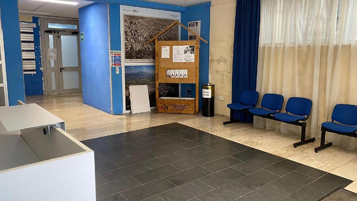 Pretende soldi e semina il panico. Caos al Comune