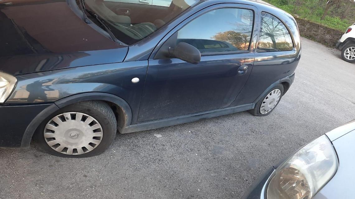 Pneumatici squarciati al condominio Valle. Danneggiate otto auto