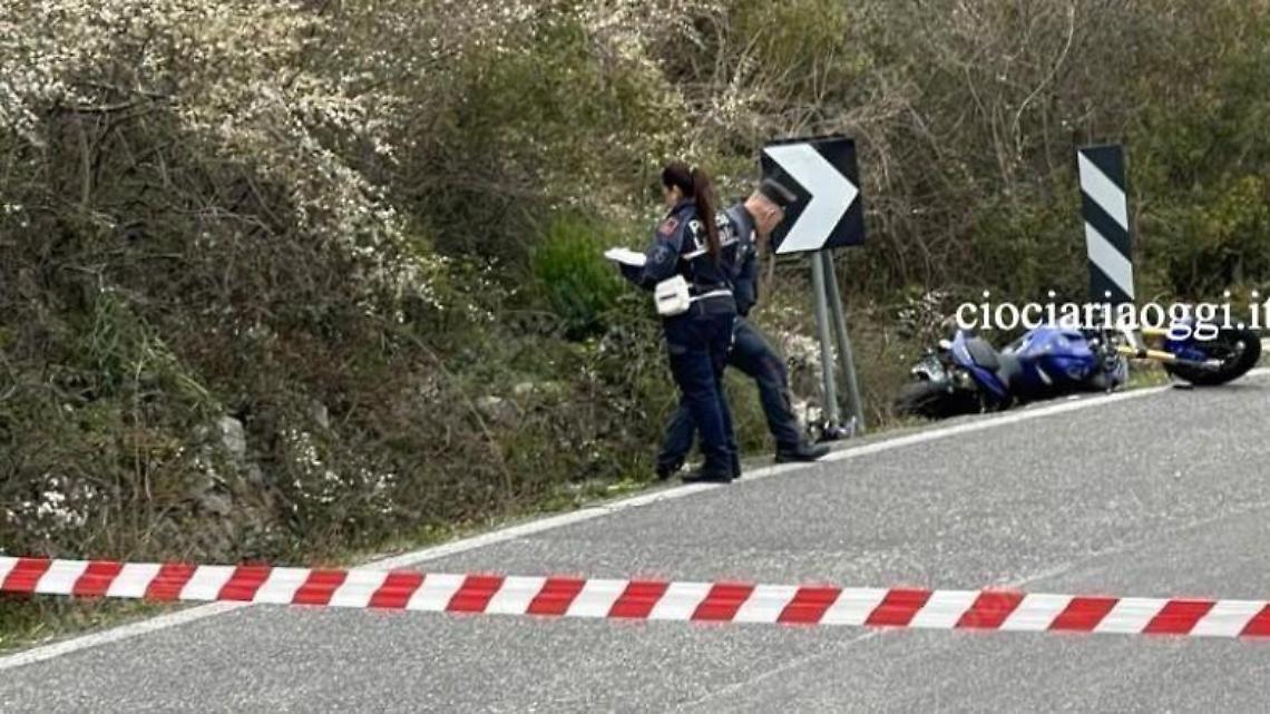 Incidente mortale in moto. Inutili i soccorsi per un giovane