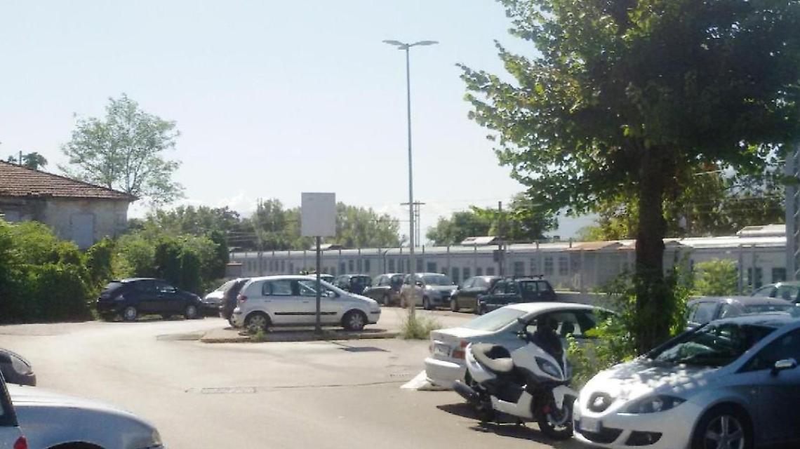 Rubate marmitte catalitiche a tre auto in sosta alla stazione