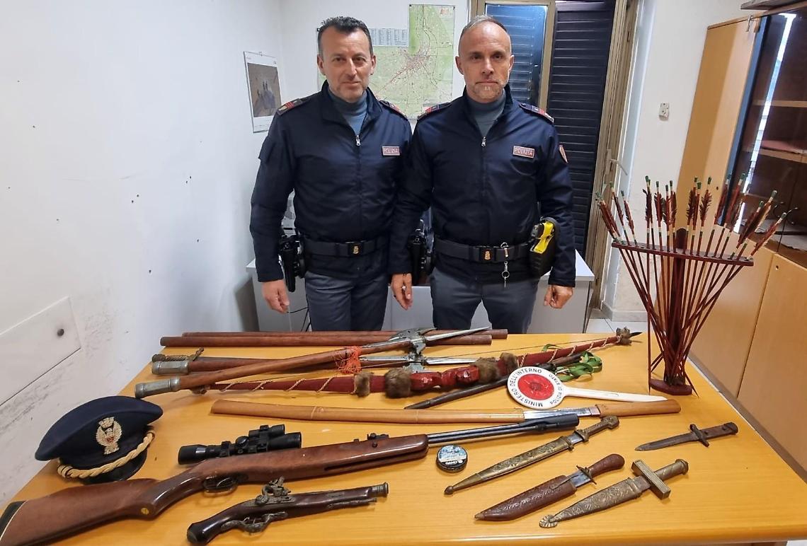 Una carabina, pugnali, spade e lance medievali in casa. Denunciato per detenzione abusiva di armi