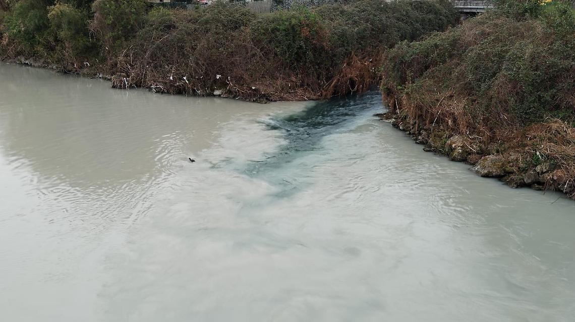 Scia scura sospetta nelle acque del fiume Fibreno. Il video