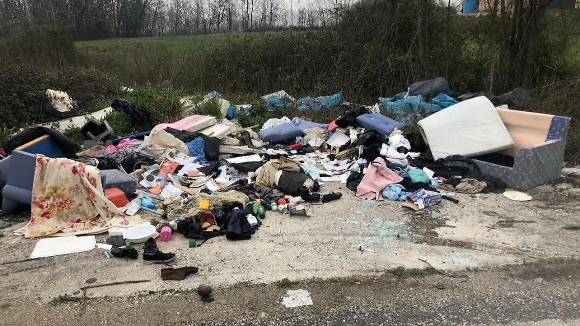 Buche e rifiuti lungo la strada Asi. Il degrado segnalato dall'ex sindaco