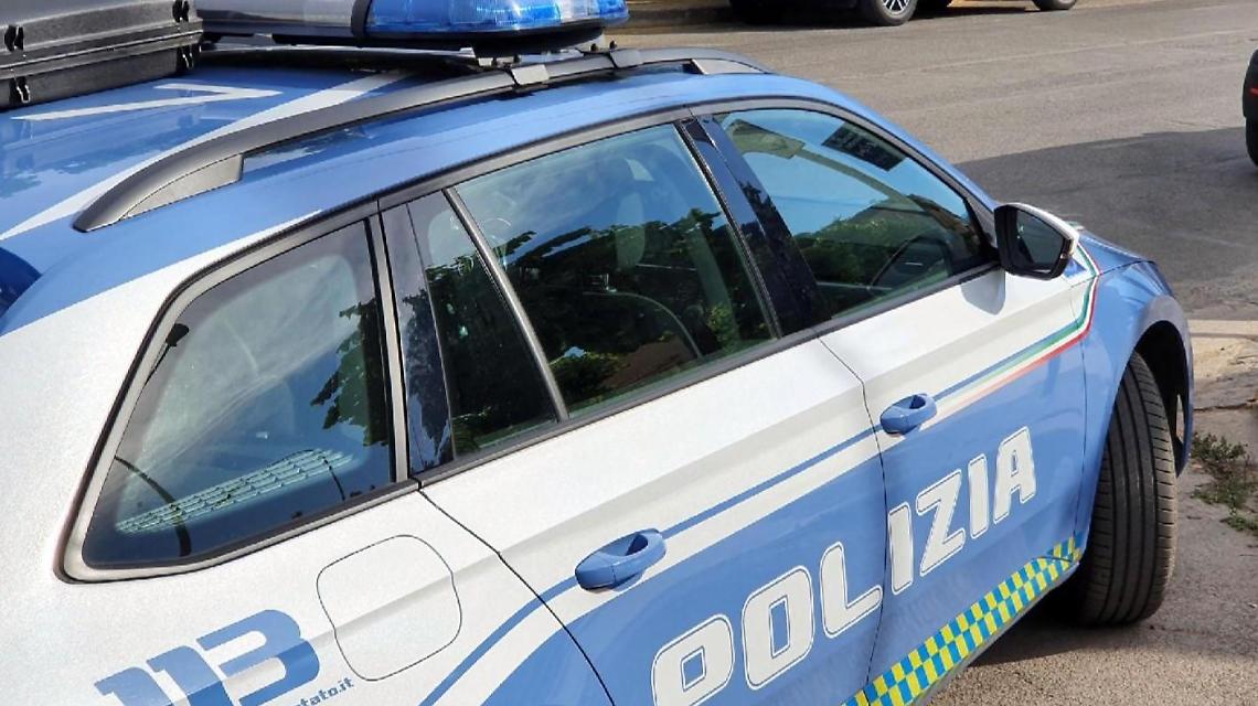 Rapina nella sala slot, minaccia la cassiera e il titolare con la pistola