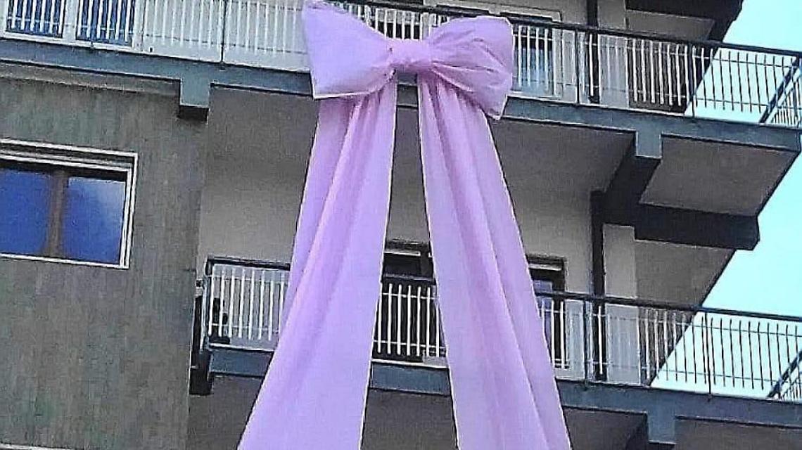 Un grande fiocco rosa incuriosisce la città. È nata la piccola Nina