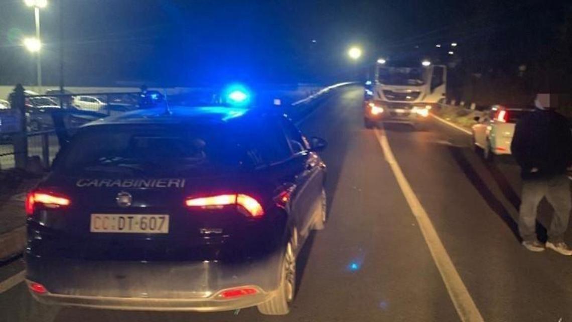 Rubano due mezzi. Sorpresi e inseguiti dai carabinieri