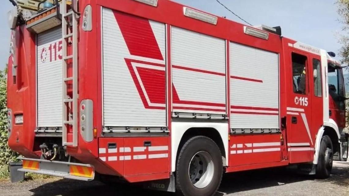 Perdita di gas da un'autocisterna. Chiuso il tratto stradale
