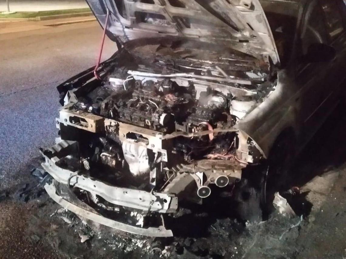 Un'auto e un appartamento in fiamme. Doppio intervento dei vigili del fuoco