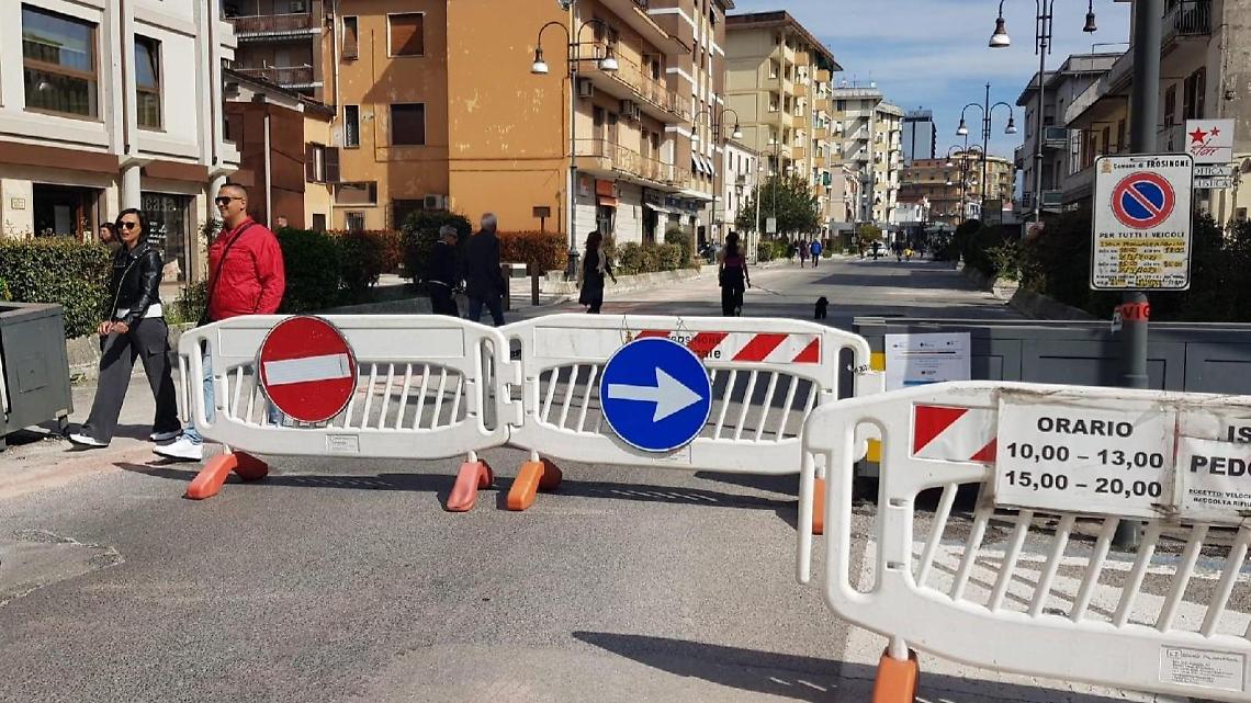 Una domenica ricca di eventi. Auto rimosse e otto multe