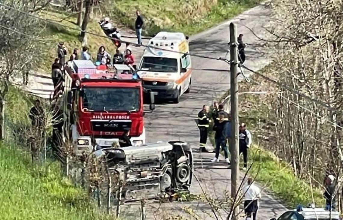 Auto si ribalta, due anziani feriti