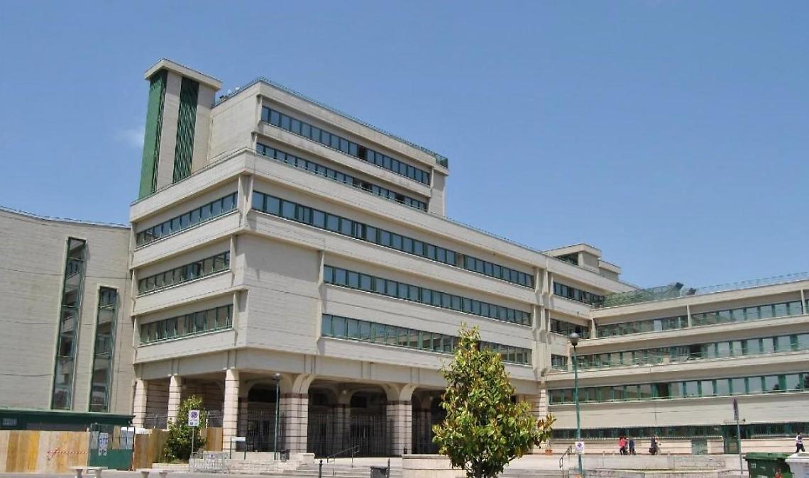 Bidella caduta per le scale. Denunciata la preside. A maggio la sentenza