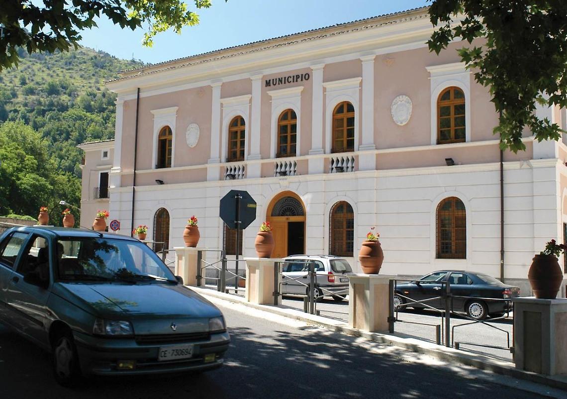 Dà in escandescenze in Comune. Sferra un pugno e manda ko un usciere
