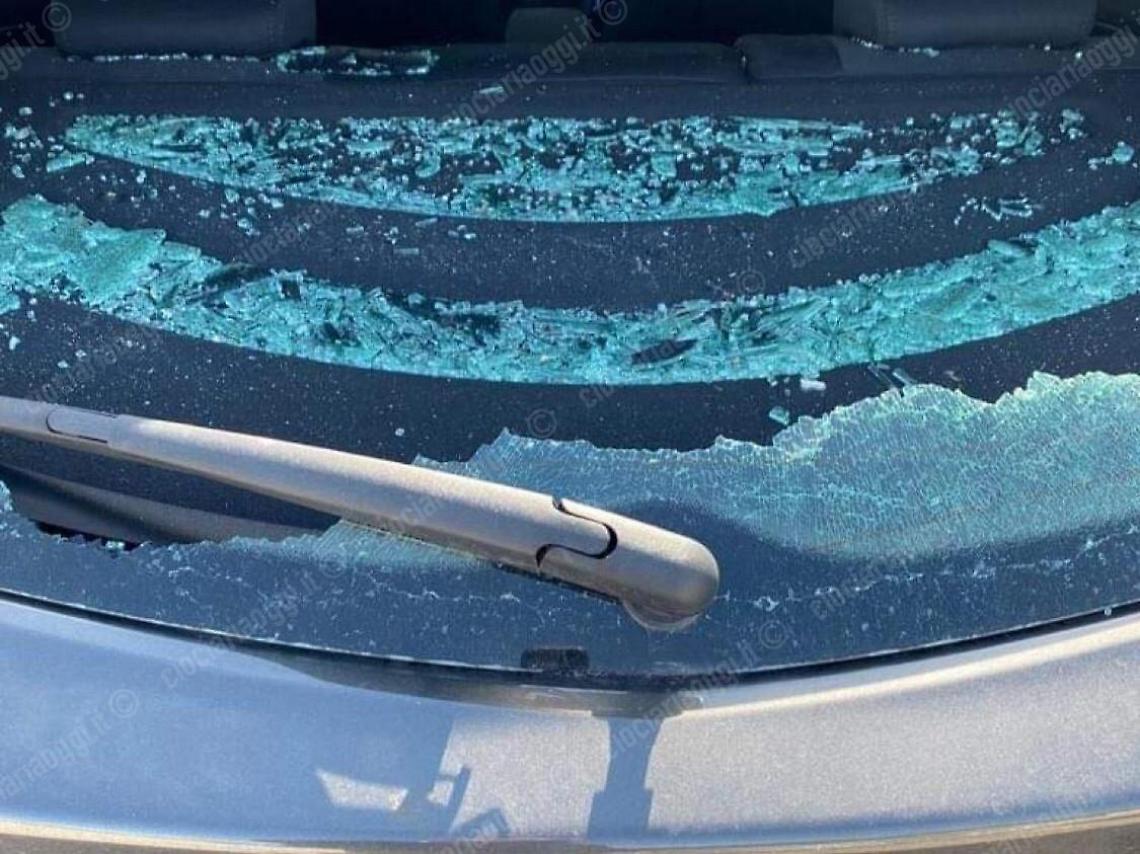 Sfondato il vetro posteriore di un'auto. La stessa auto già presa di mira