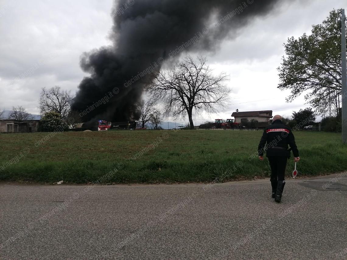 Va a fuoco un deposito di pneumatici e automezzi. Fiamme e una colonna di fumo nero nel cielo