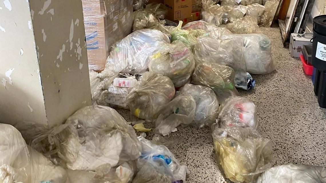 Una discarica di rifiuti e scarti sanitari sotto gli ambulatori