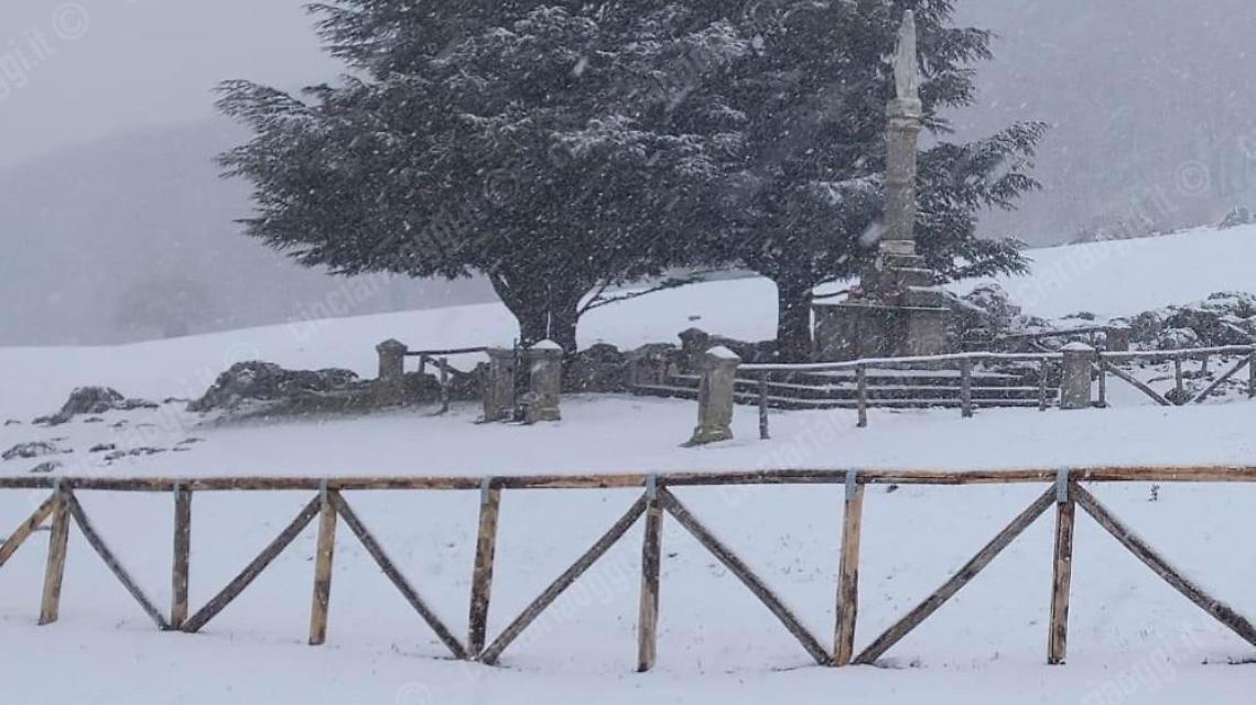 Un risveglio imbiancato. Torna la neve sui monti della Ciociaria