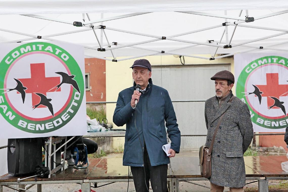 Sit-in al San Benedetto. Un coro unico: «Il reparto di pediatria va salvato»