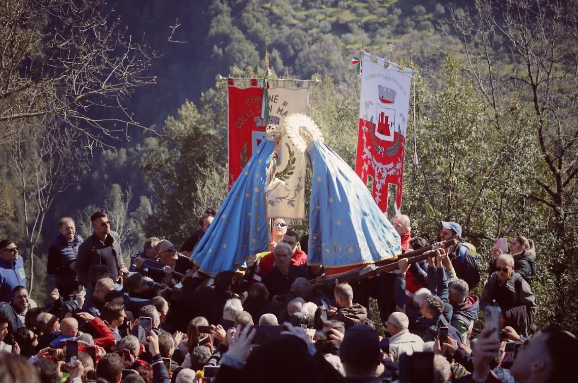 Il bacio delle Madonne per celebrare la pace. Ieri il rinnovo della tradizione