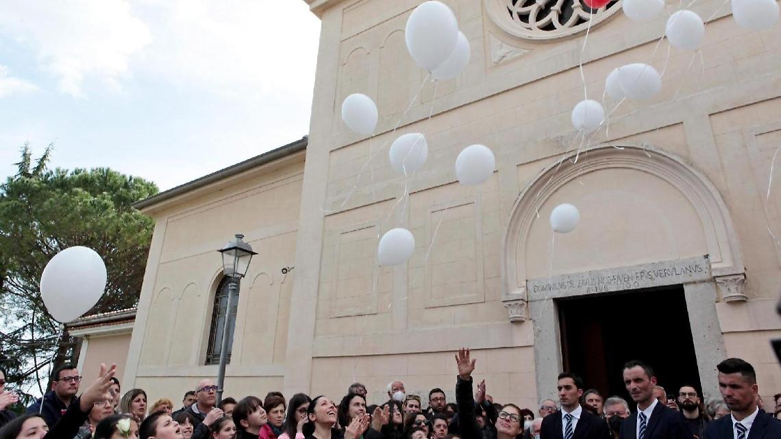 Tante lacrime e palloncini per l'ultimo saluto al nostro Gigi