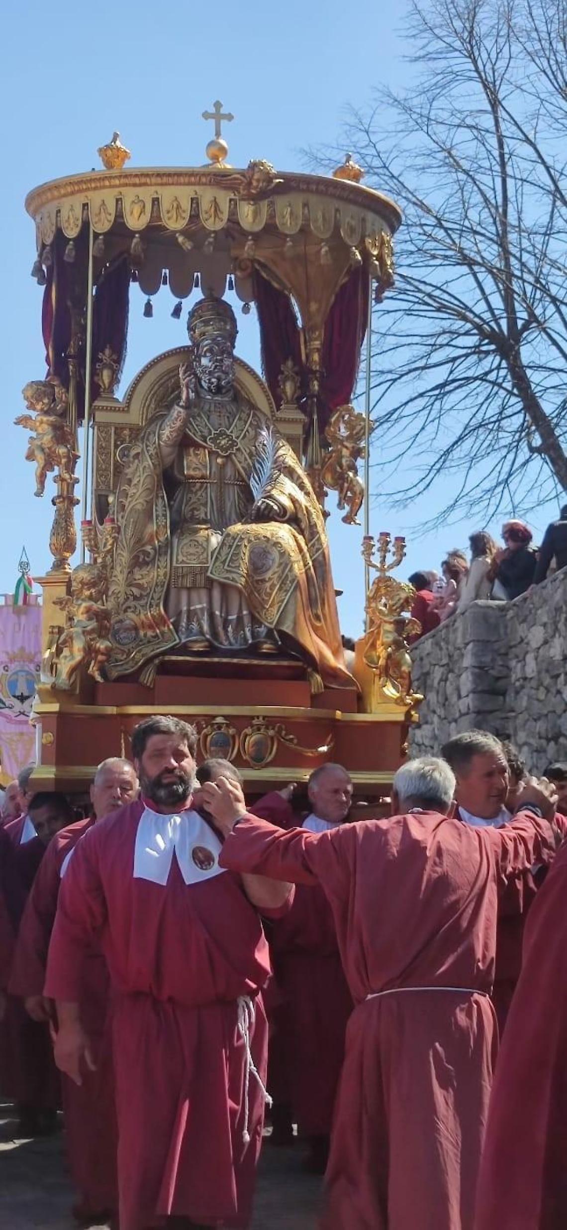 Uno striscione in processione per ricordare Thomas