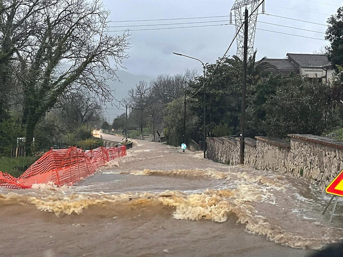 Auto sommerse dall'acqua e superstrada bloccata