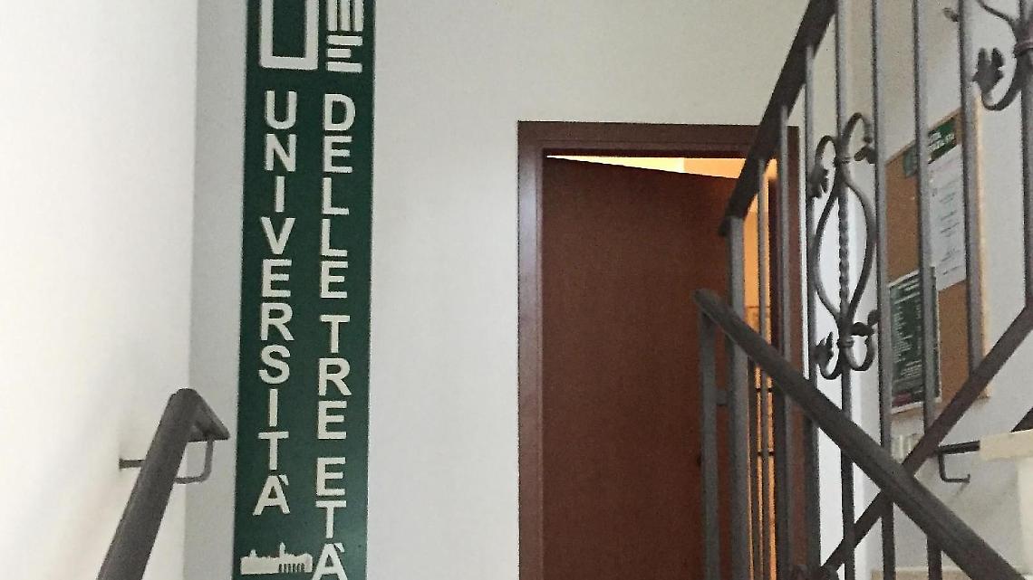 Forzano una persiana e danneggiano diverse porte. Furto all'università delle Tre età