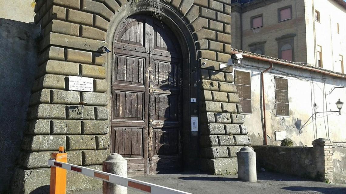 Mozzarelle in carcere e viaggi con l'auto di servizio. A processo l'ex direttrice
