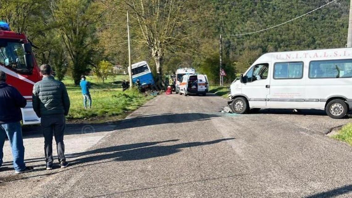 Incidente tra un bus Cotral e un pulmino dell'Unitalsi. Ferito gravemente un autista