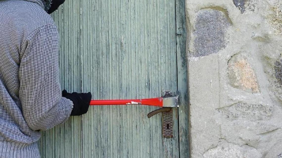 Raffica di furti in periferia. I ladri in tre villette