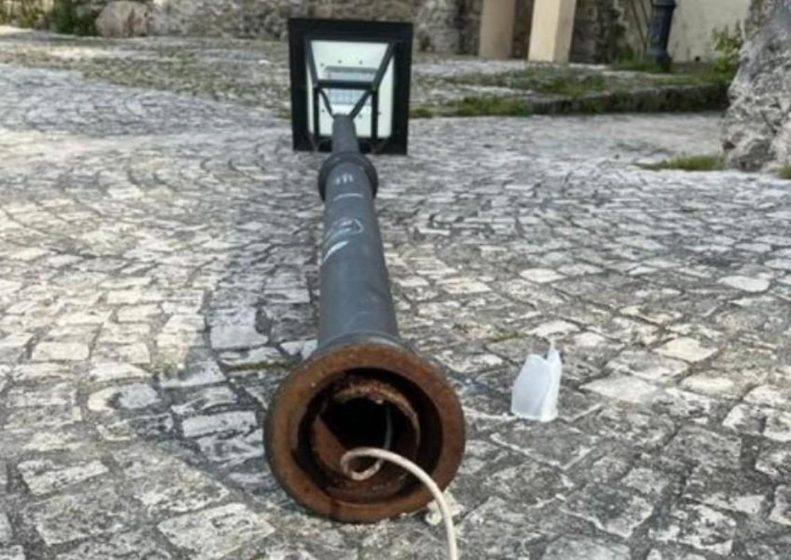 Atti vandalici al borgo medievale e querelle politica