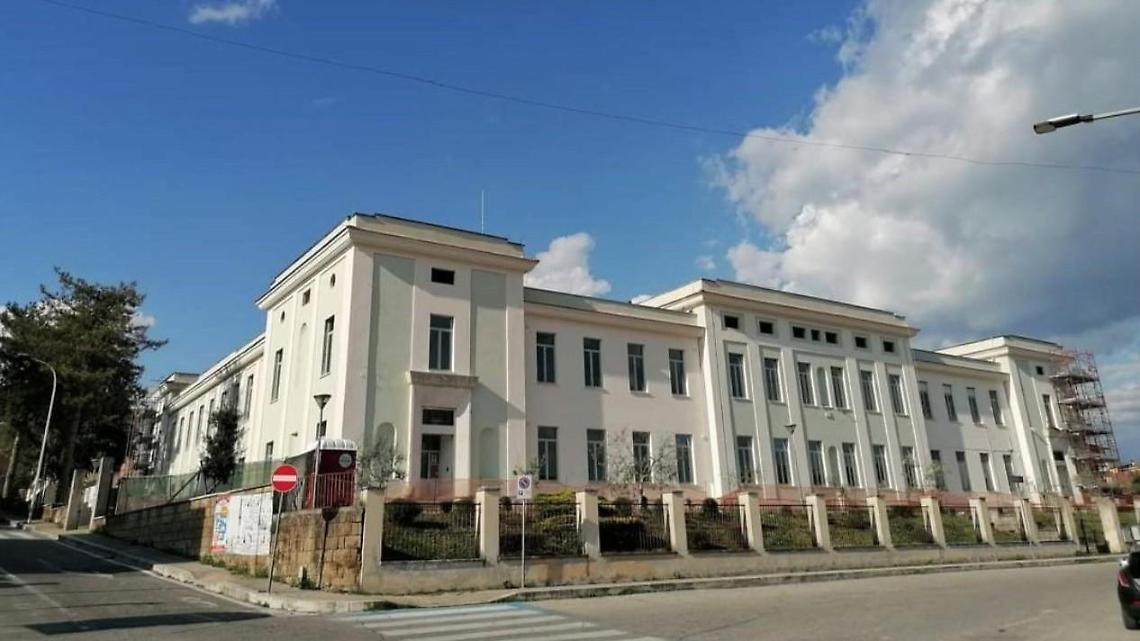 Lavori alla scuola “Colasanti”. Si tinteggia l'altra ala