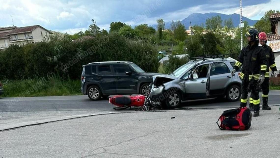 Incidente tra auto e moto. Morto sul colpo il motocilcista