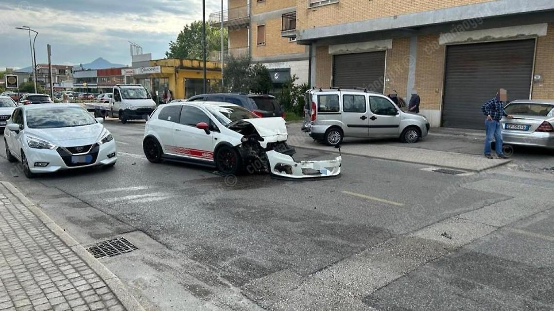 Incidente tra un furgoncino e un'auto. Soccorsi sul posto