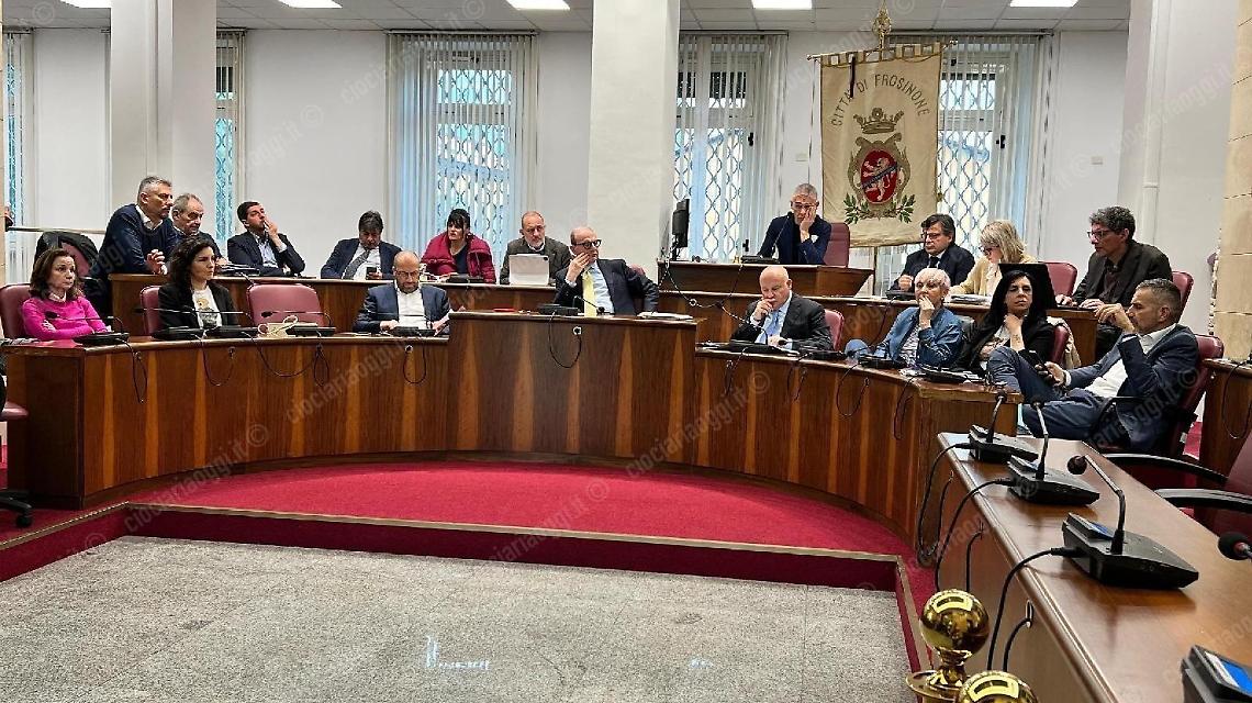 Frosinone, lampi nel buio. Il Consiglio si prende la scena