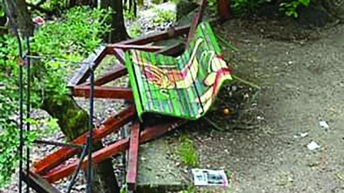 Vandali distruggono la panchina artistica. Scoperti dalle telecamere