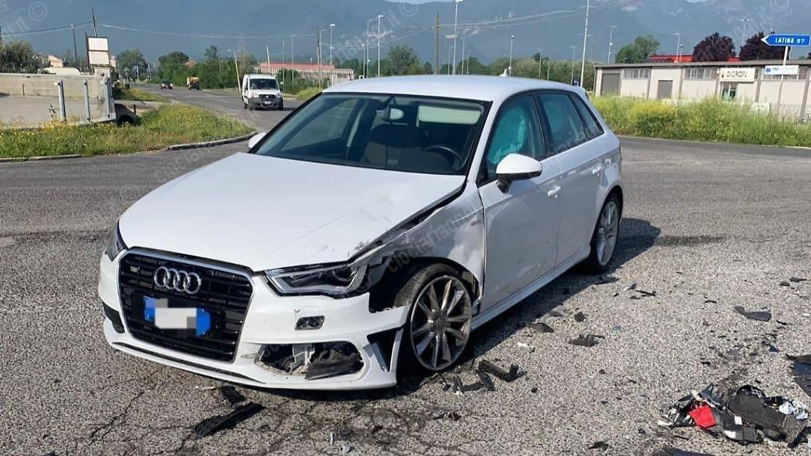 Incidente tra due auto. Sul posto il 118 per soccorrere i feriti