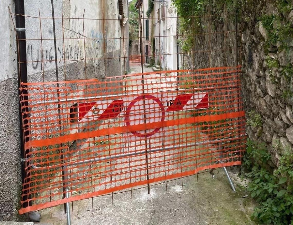 Masso caduto in centro, il pericolo resta elevato. Doppia rete in via Gelsi